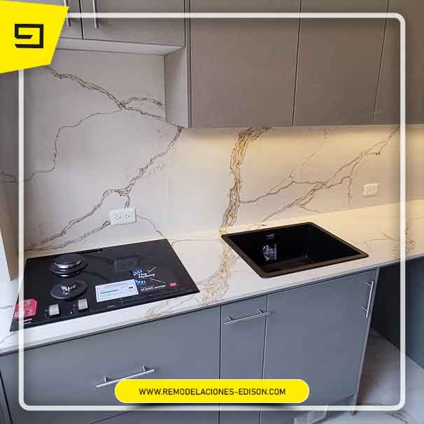 cuarzo-calacatta-gold-02-2025-remodelaciones-edison
