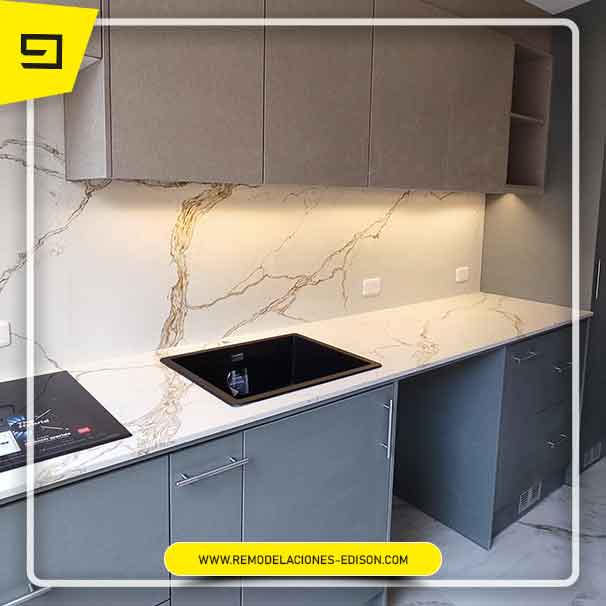 cuarzo-calacatta-gold-01-2025-remodelaciones-edison