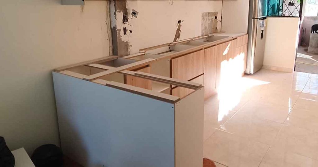 Antes · Cocina Granito Blanco Cristal con Pared revestida en Quito