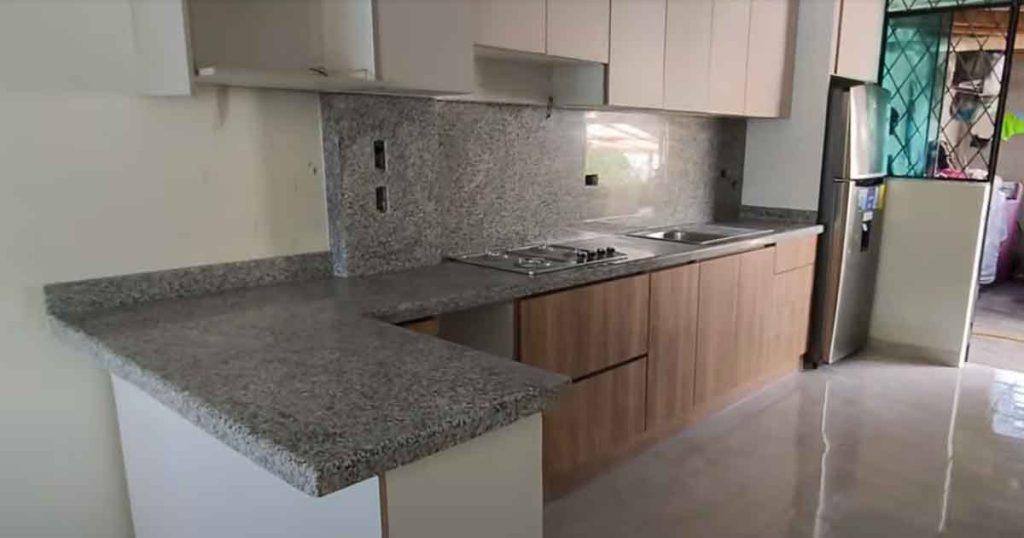 Resultado final · Cocina Granito Blanco Cristal con Pared revestida en Quito