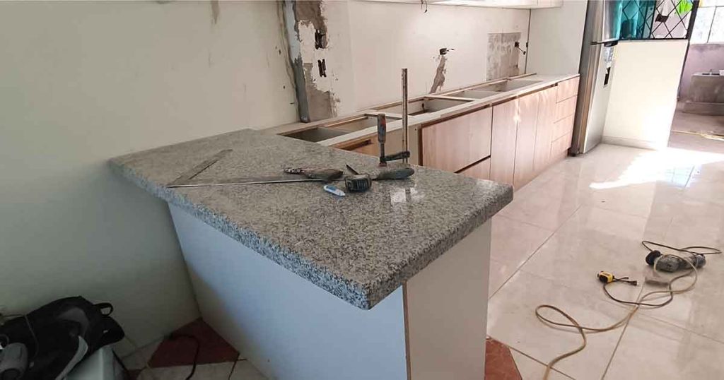 Proceso y detalle · Cocina Granito Blanco Cristal con Pared revestida en Quito