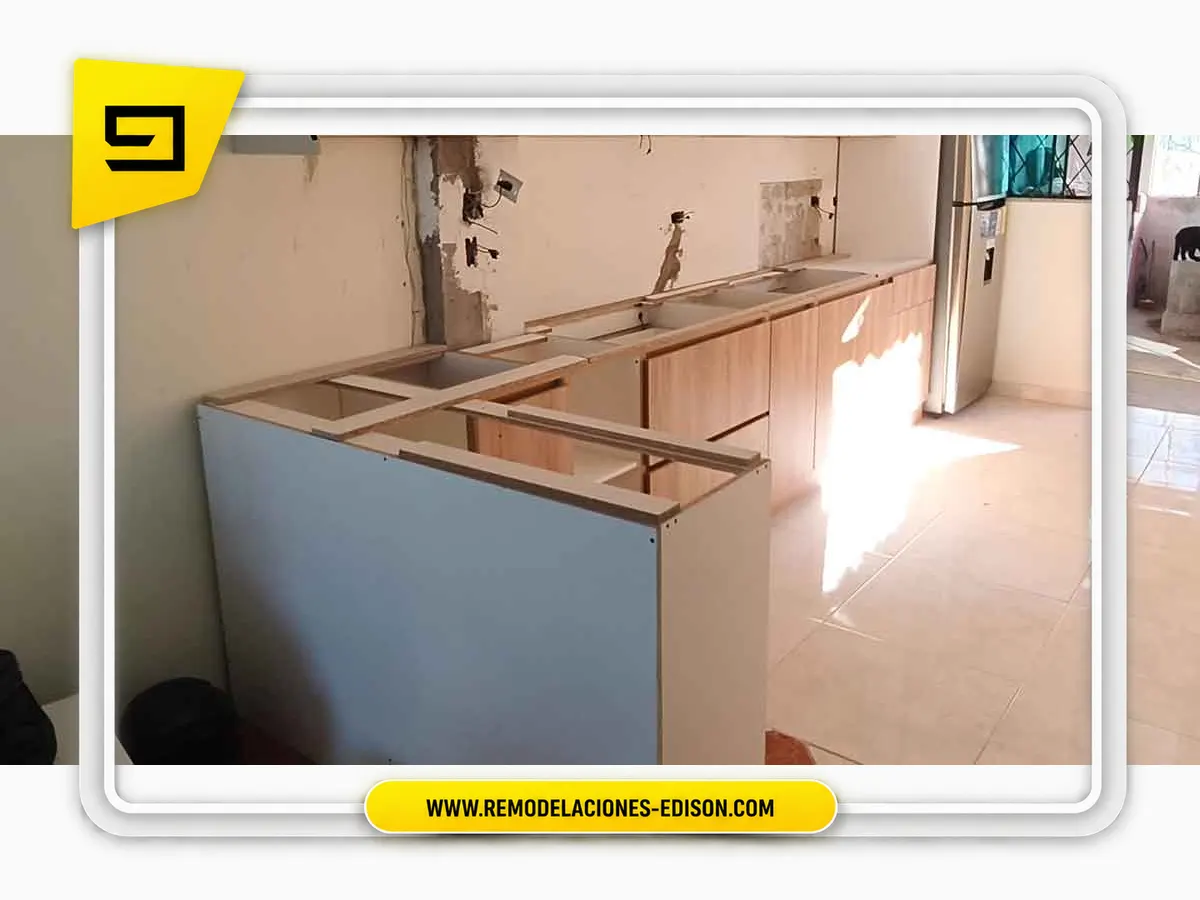Antes · Cocina Granito Blanco Cristal Especial con Pared revestida en Quito