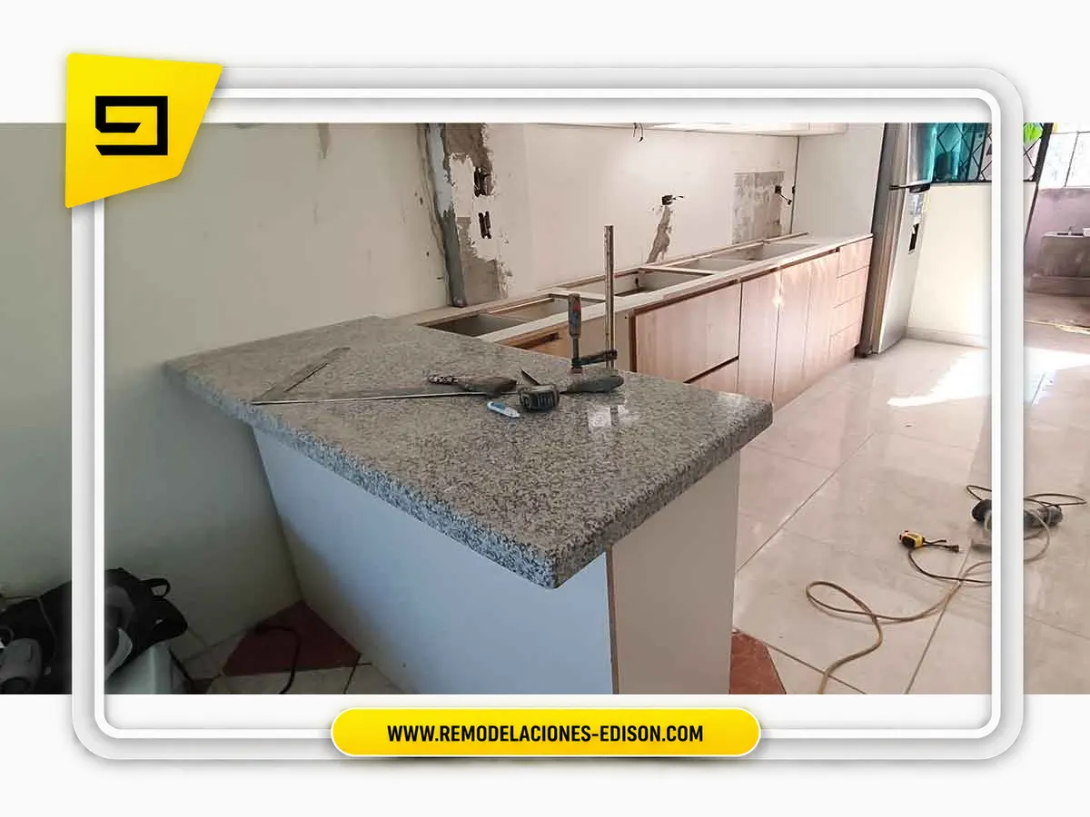 Proceso · Cocina Granito Blanco Cristal Especial con Pared revestida en Quito