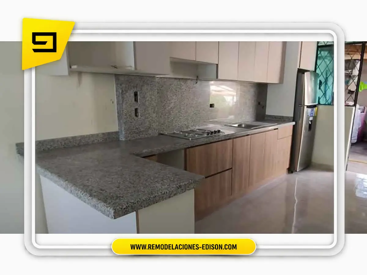 Resultado final · Cocina Granito Blanco Cristal Especial con Pared revestida en Quito