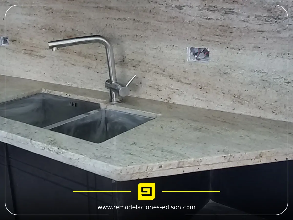 Resultado final · Nuevo look para esta cocina con Granito – Quito Sur