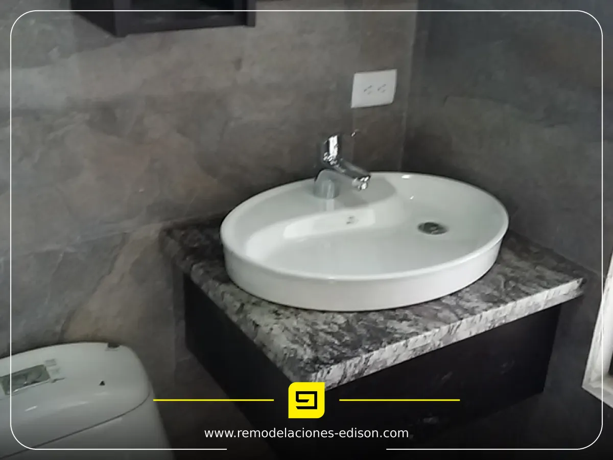 Resultado final · Baño moderno terminado con Granito – Valles