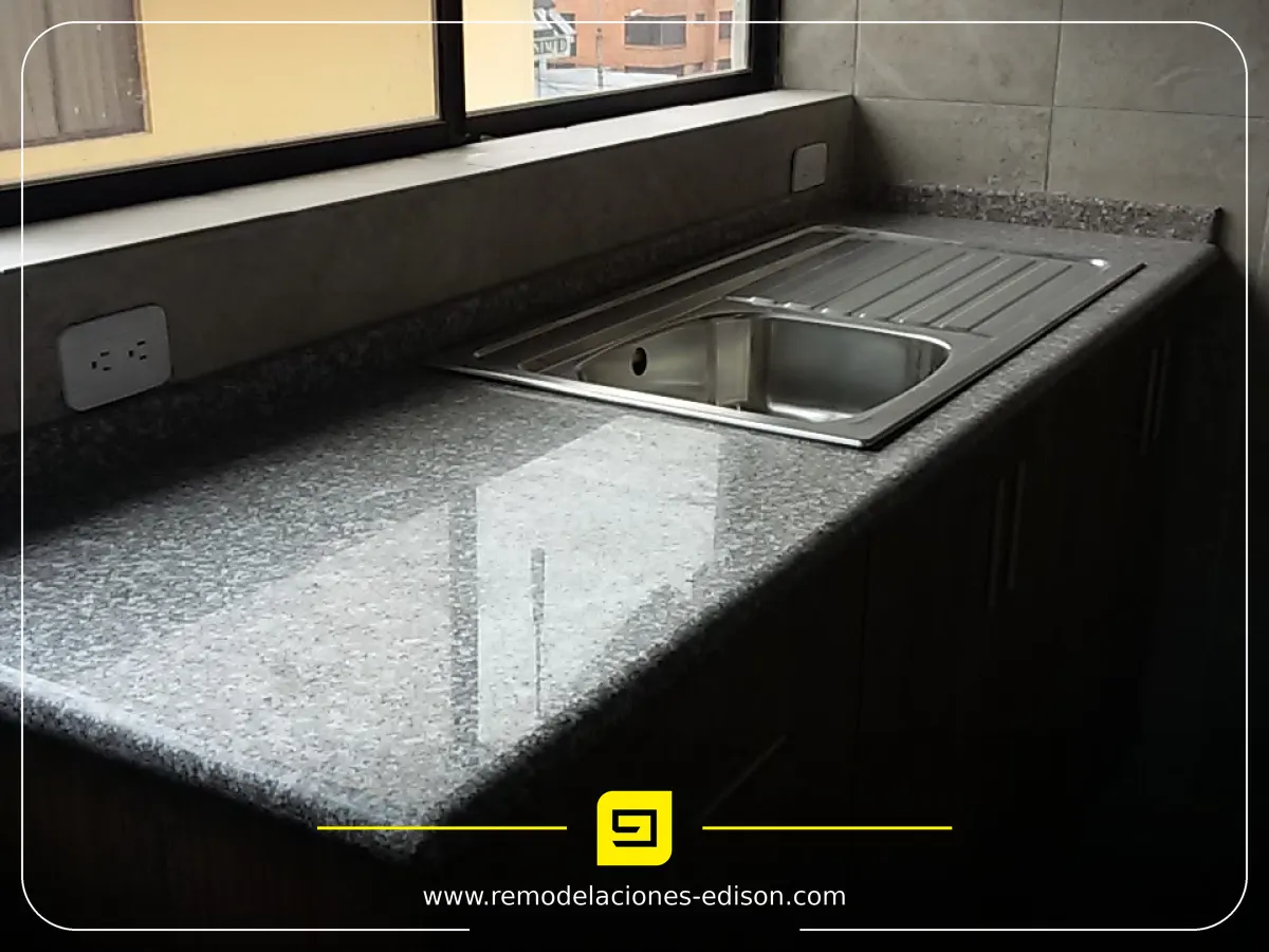 Resultado final · Cocina moderna terminada con Granito SUPER BROWN – Quito Norte