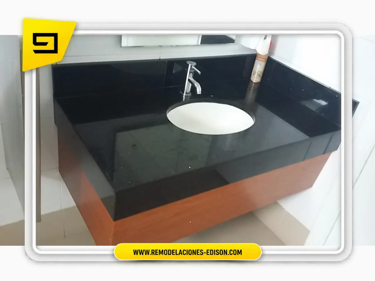 Resultado final · Un nuevo mesón para este baño con Cuarzo Negro Puro – Tumbaco