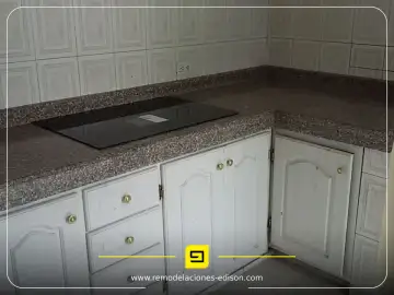 Cocina con mesón de Granito SUPER BROWN en Quito Norte