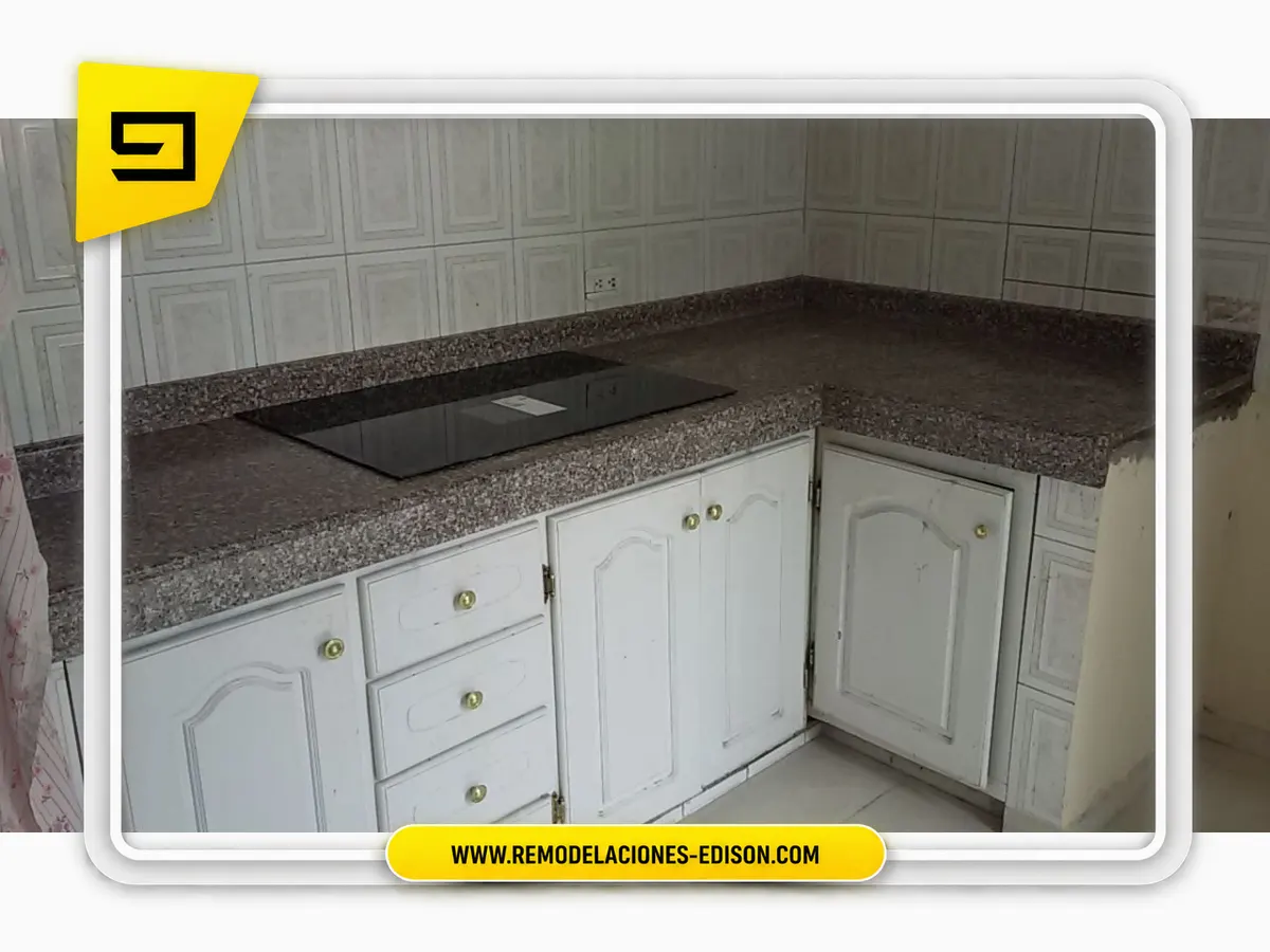 Cocina moderna terminada con Granito SUPER BROWN – Quito Norte