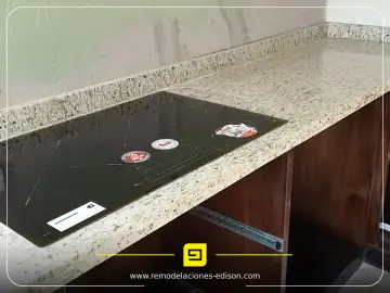 Cocina con mesón de Granito SANTA CECILIA en Quito Norte