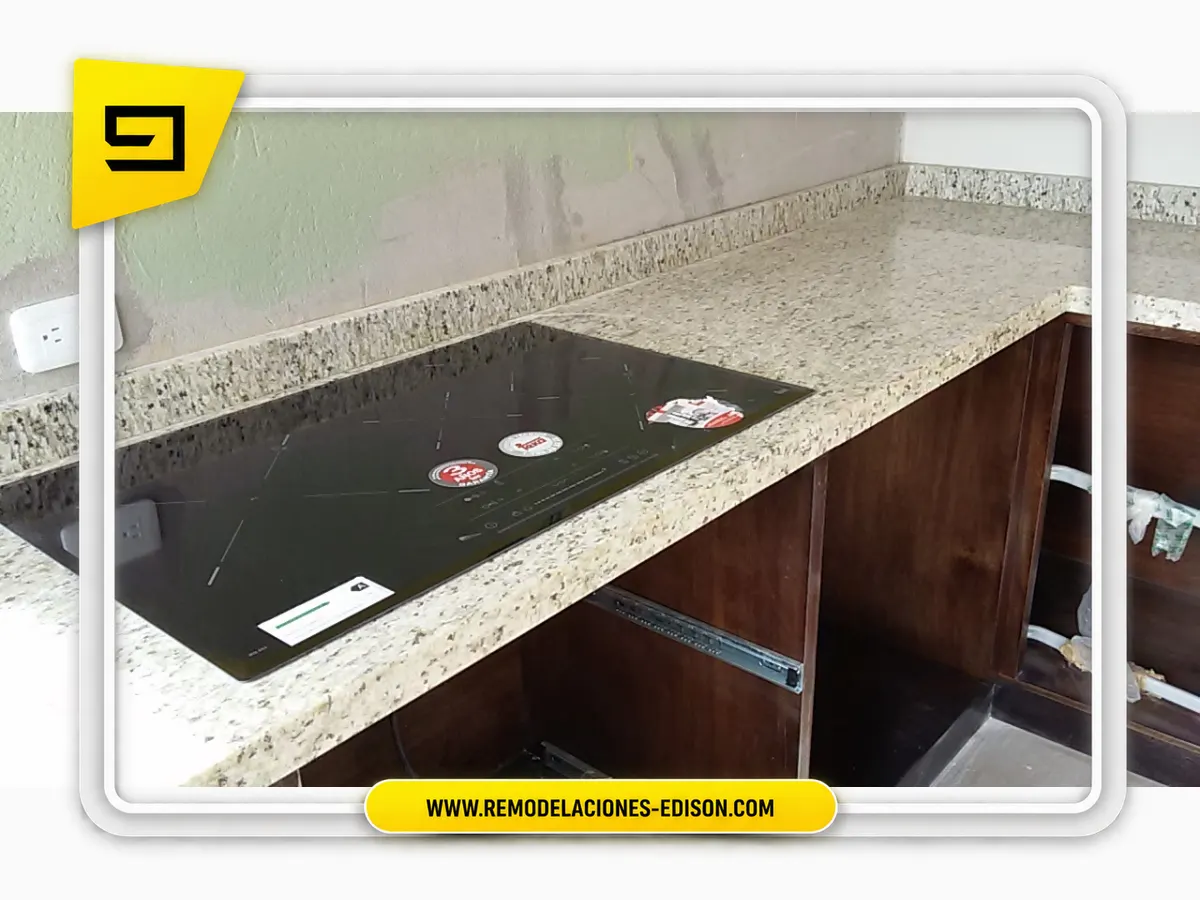 Resultado final · Cocina moderna terminada con Granito SANTA CECILIA – Quito Norte