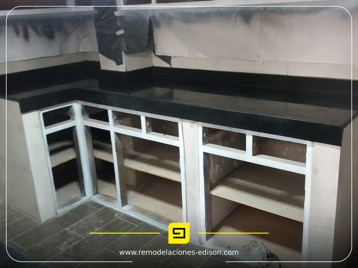 Resultado final · Cocina moderna terminada con Granito NEGRO SAN GABRIEL – Quito Norte