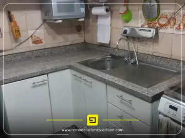 Cocina con mesón de Granito SUPER BROWN en Quito Norte