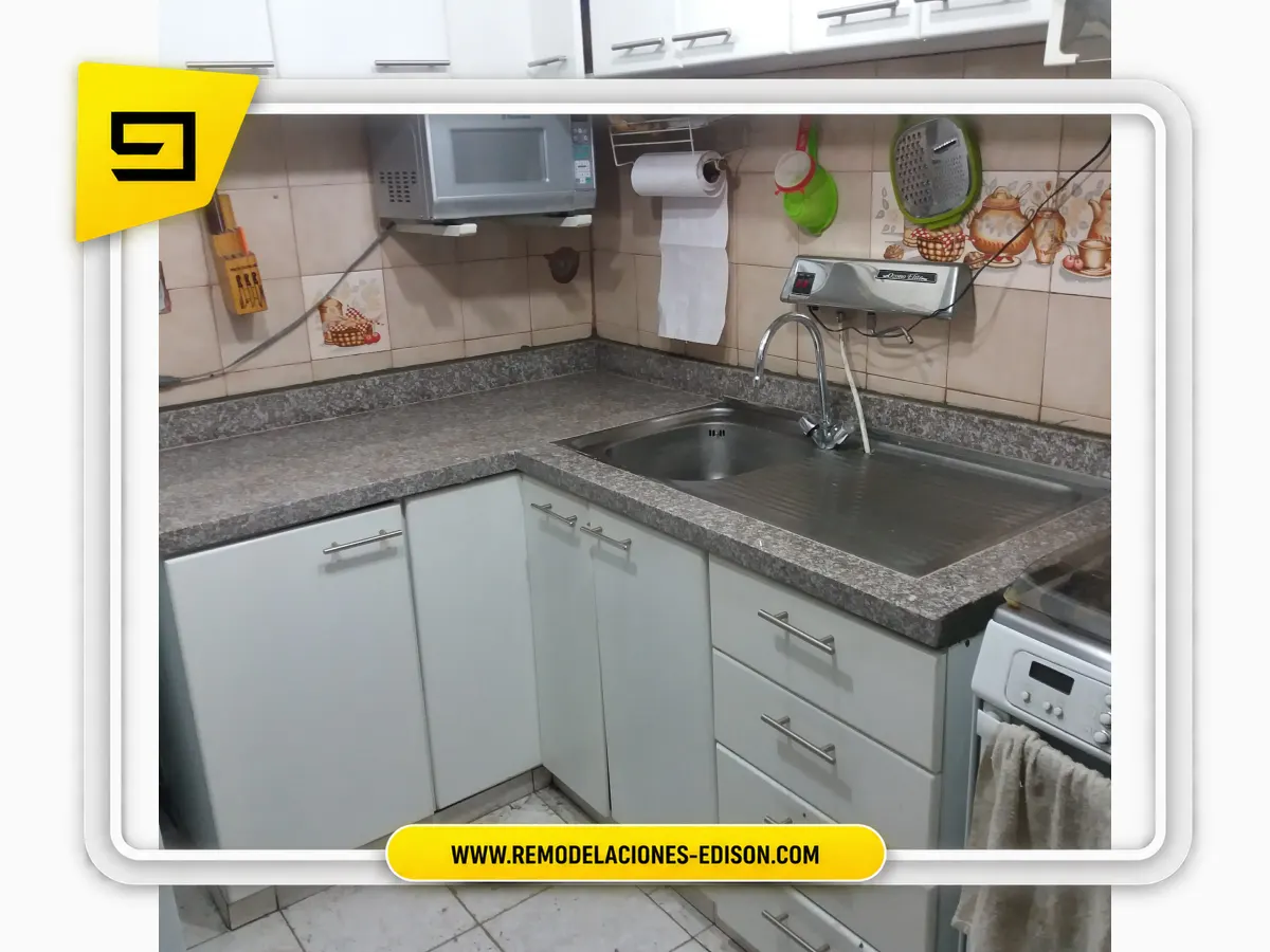 Cocina moderna terminada con Granito SUPER BROWN – Quito Norte