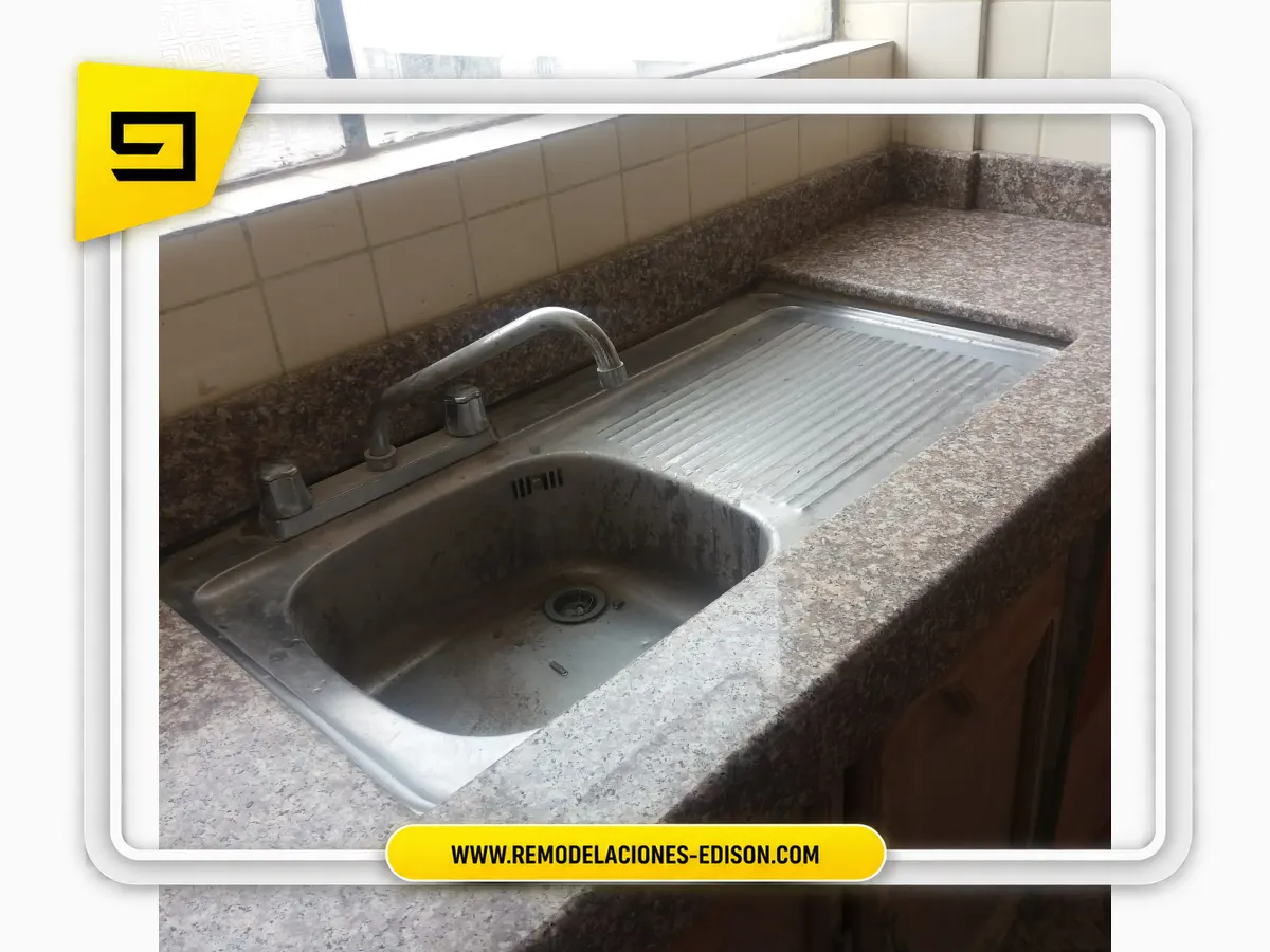 Resultado final · Cocina moderna terminada con Granito SUPER BROWN – Quito Norte