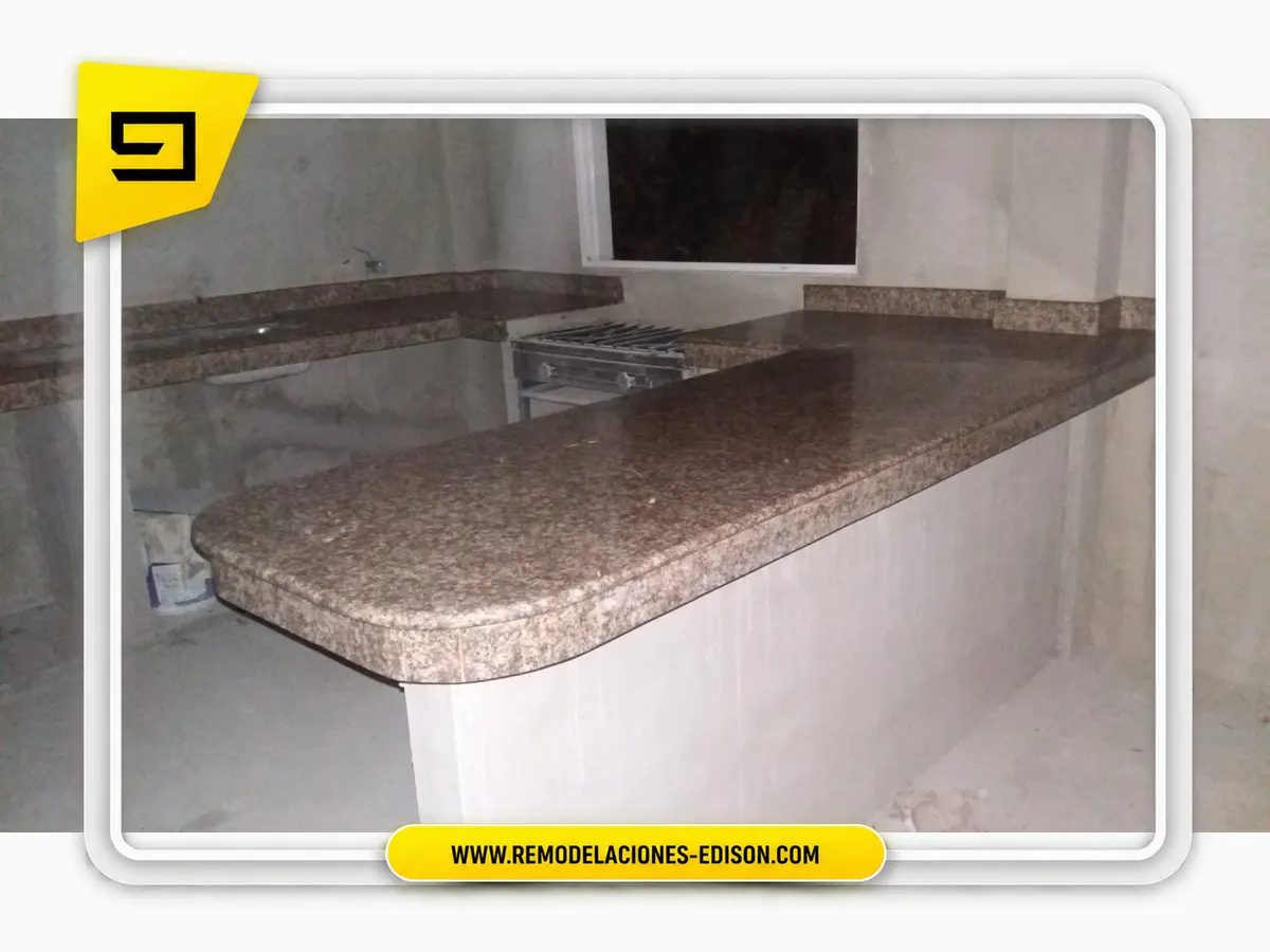 Cocina renovada con Granito SUPER BROWN – Quito Sur