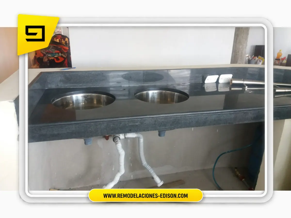 Antes · Nuevo look para esta cocina con Granito Dark Grey – Valles