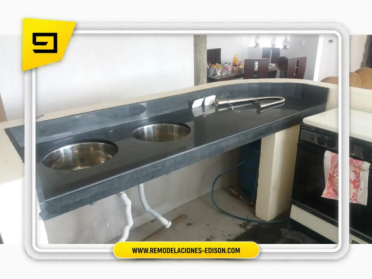 Proceso · Nuevo look para esta cocina con Granito Dark Grey – Valles