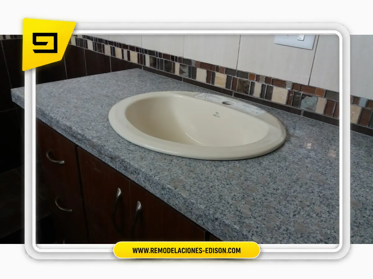 Resultado final · Baño renovado con mesón de Granito Blanco Cristal Especial – Valle de Los Chillos
