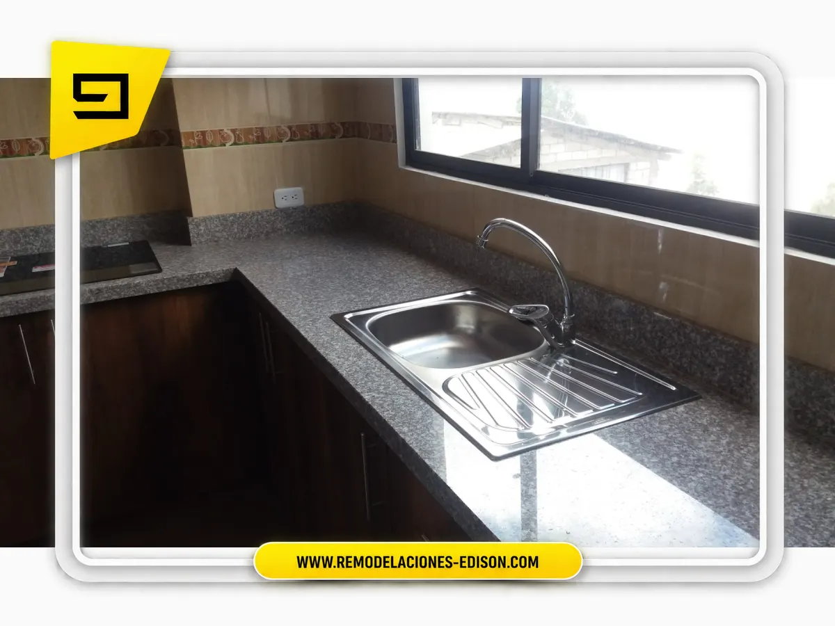 Resultado final · Cocina moderna terminada con Granito SUPER BROWN – Quito Norte