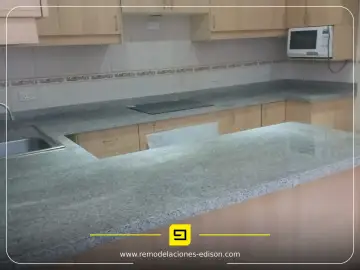 Cocina con mesón de Granito Blanco Cristal Especial en Quito Norte