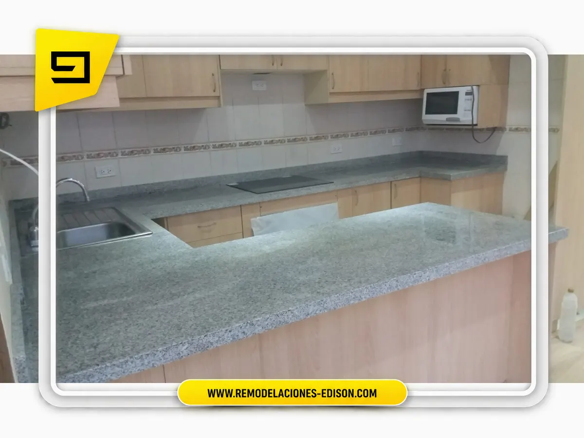 Transformación de cocina con Granito Blanco Cristal Especial – Quito Norte