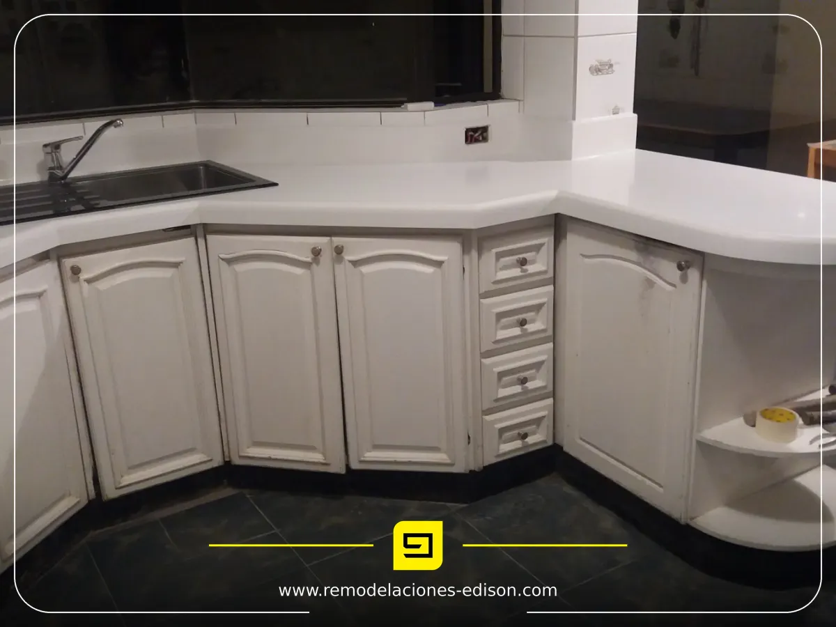 Resultado final · Cocina moderna terminada con Cuarzo Blanco Puro – Quito Norte