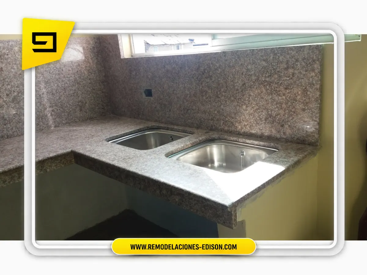 Nuevo look para esta cocina con Granito SUPER BROWN – Conocoto