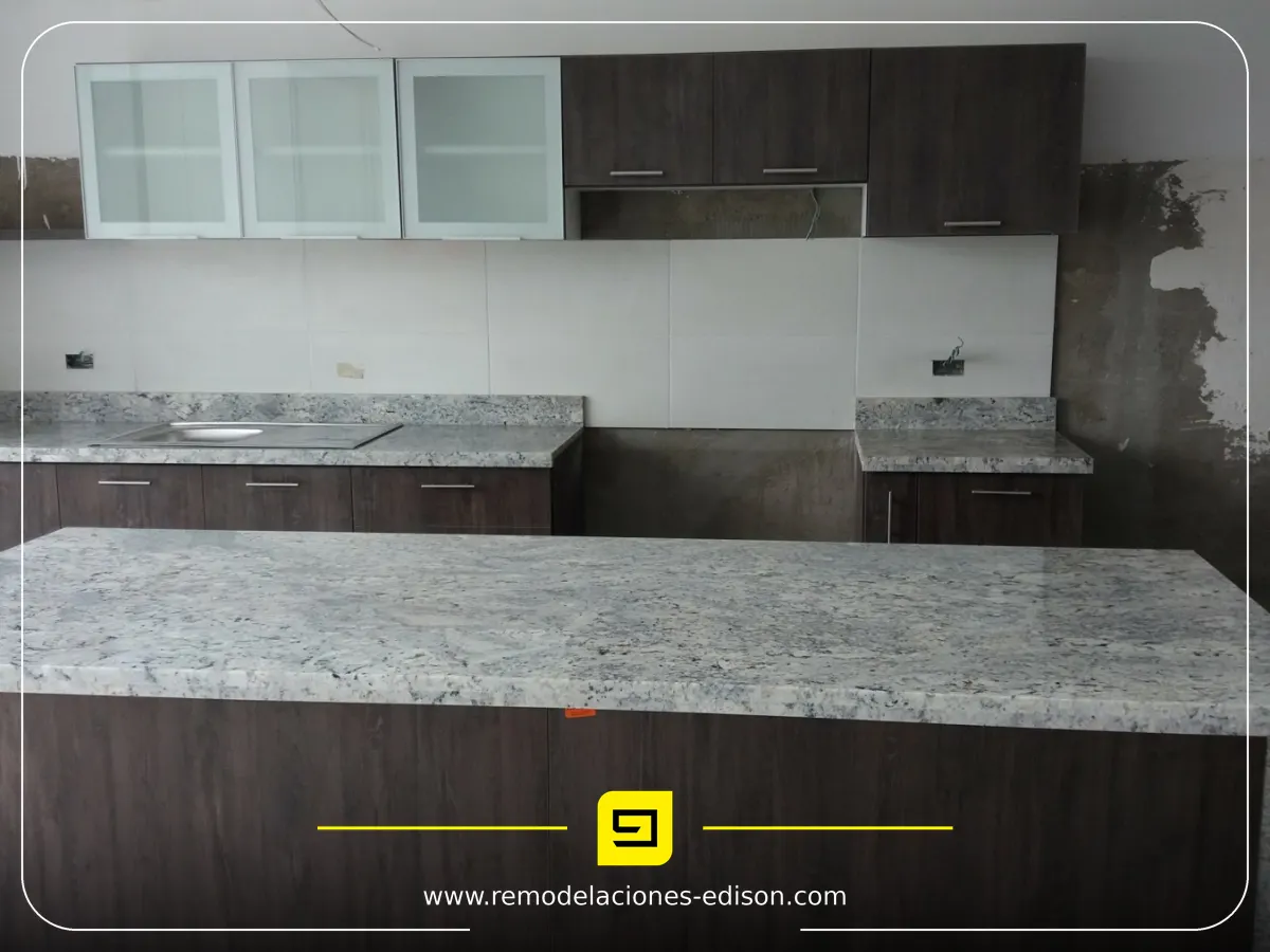Resultado final · Cocina renovada con Granito DALLAS WHITE – Quito Norte