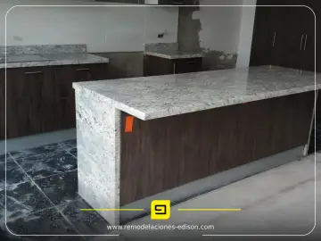 Resultado final del mesón de Granito DALLAS WHITE de cocina en Quito Norte