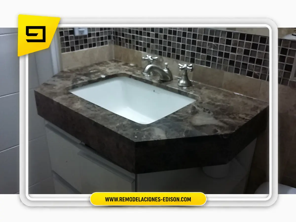 Antes · Transformación de baño con Mármol BSB2647-1 – Valle de Los Chillos