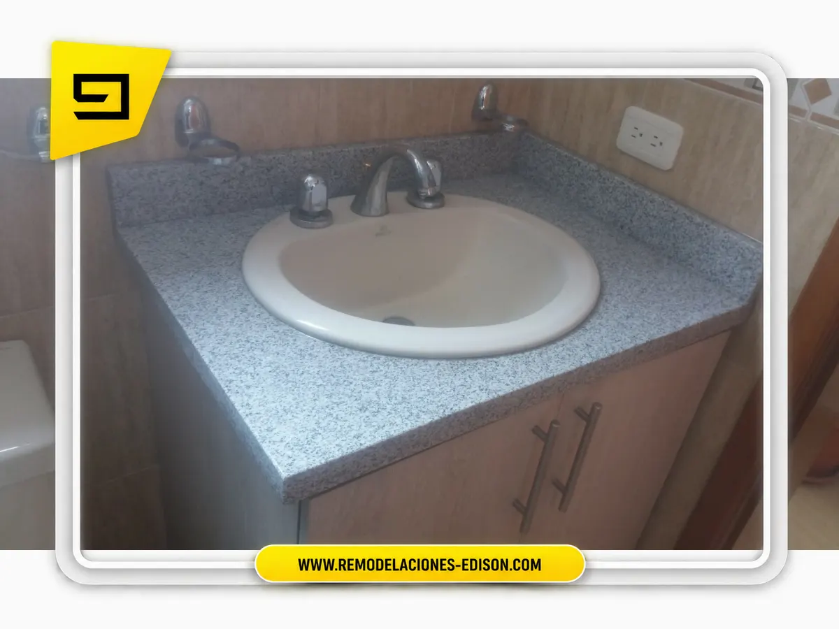 Un nuevo mesón para este baño con Granito Blanco Cristal Especial – Cumbayá