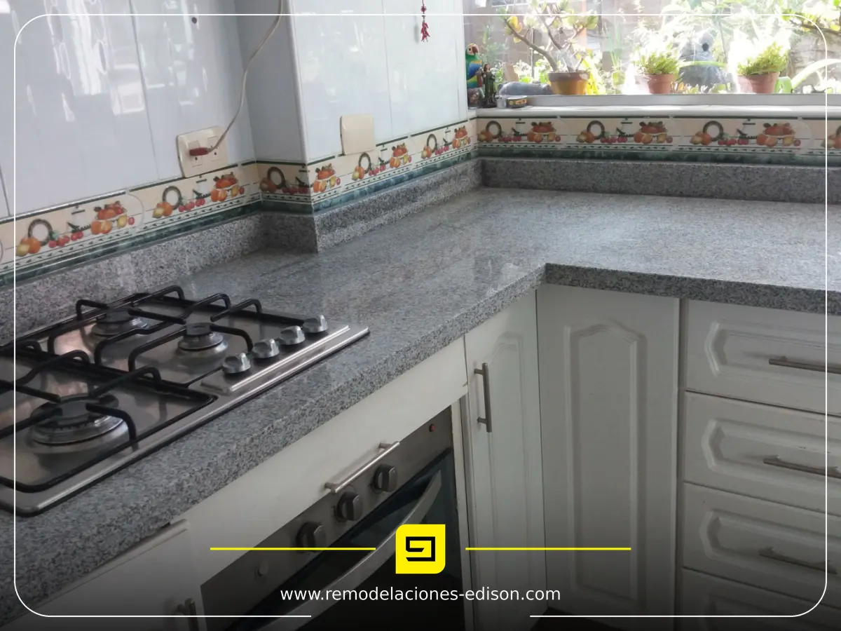 Resultado final · Transformación de cocina con Granito Blanco Cristal Especial – Quito Norte