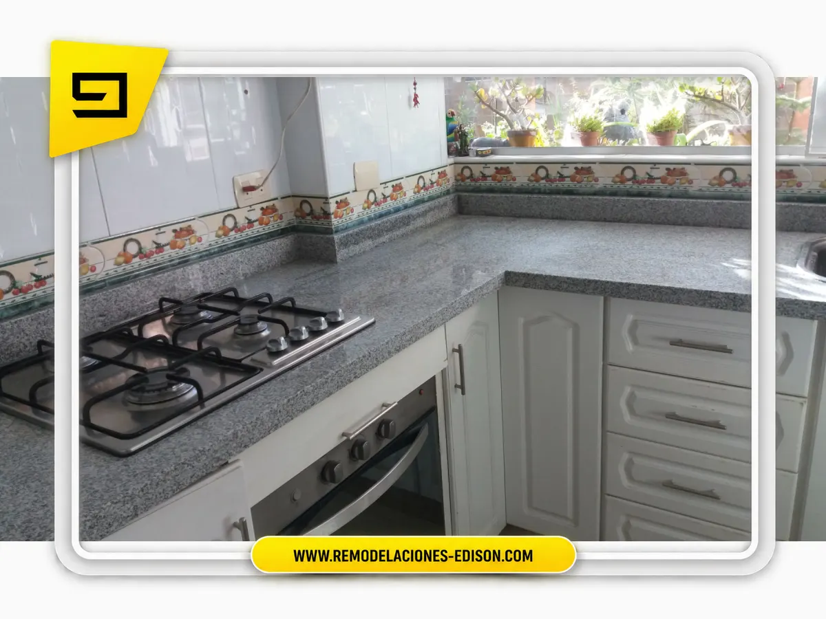 Transformación de cocina con Granito Blanco Cristal Especial – Quito Norte